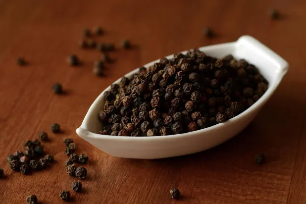 هناك أطعمة يُنصح بإضافة الفلفل الأسود لها عند تناولها (بيكسباي)