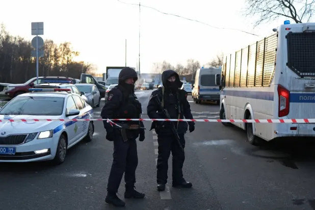 Rus güvenlik güçleri, 24 Aralık 2025'te Moskova'da iki polis memuru ve bir kişinin ölümüne neden olan patlama bölgesinin yakınındaki bir yolu kapatıyor (Reuters)
