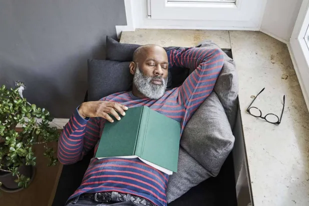 القيلولة هي فترة نوم قصيرة تؤخذ خلال النهار لاستعادة النشاط (موقع هيلث)