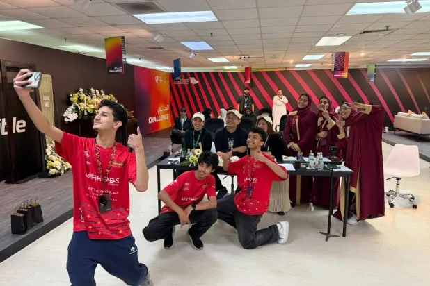 الطالب تميم مع فريقه (إثراء)