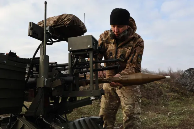جندي أوكراني يختبر أنظمة روبوتية قتالية برية في ميدان تدريب بمنطقة زابوريجيا (أ.ف.ب)