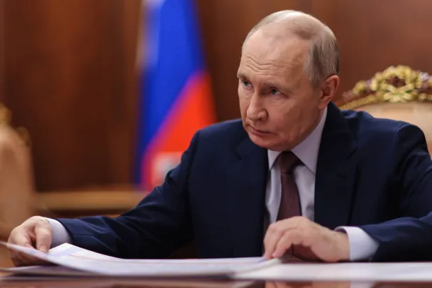 الرئيس الروسي فلاديمير بوتين خلال اجتماع في الكرملين الاثنين (أ.ب)