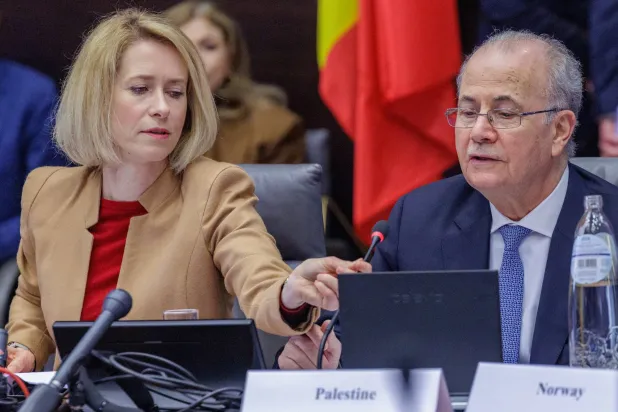 رئيس الوزراء الفلسطيني محمد مصطفى والممثلة العليا للاتحاد الأوروبي للشؤون الخارجية والسياسة الأمنية كايا كالاس خلال اجتماع للتحالف العالمي لتنفيذ حل الدولتين في بروكسل الاثنين (إ.ب.أ)