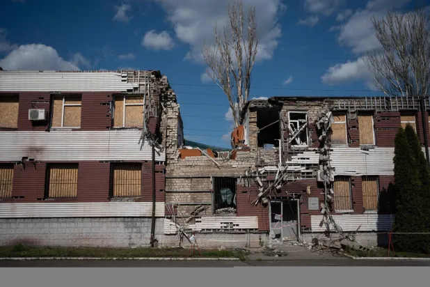 مبنى تضرر جرَّاء غارة جوية روسية على كريفي ريه بأوكرانيا يوم 14 أبريل 2026 وسط الغزو الروسي للبلاد (أ.ف.ب)