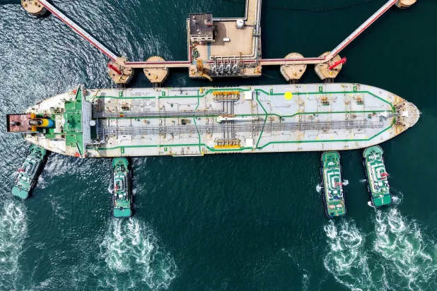 ناقلة نفط عملاقة أمام ساحل مدينة قينغداو شرق الصين (أ.ب)