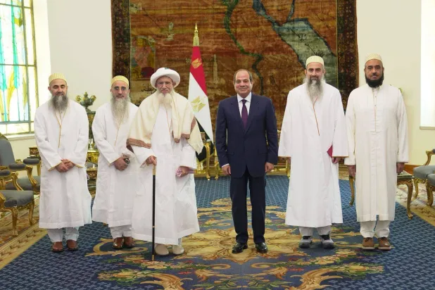 الرئيس المصري عبد الفتاح السيسي يستقبل سلطان طائفة البهرة مفضل سيف الدين وأنجاله يوم الاثنين (الرئاسة المصرية)