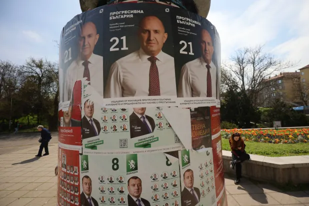 ملصقات انتخابية لرومين راديف في صوفيا الاثنين (أ.ب)