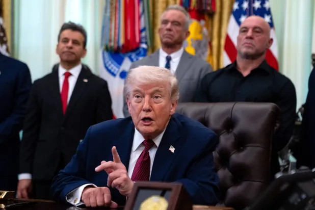 الرئيس الأميركي دونالد ترمب يتحدث خلال توقيع أمر تنفيذي بالبيت الأبيض في العاصمة واشنطن، 18 أبريل 2026 (إ.ب.أ)
