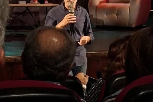 «إلكُنْ»... مشروع مسرحي لزياد نجار في مواجهة الحرب