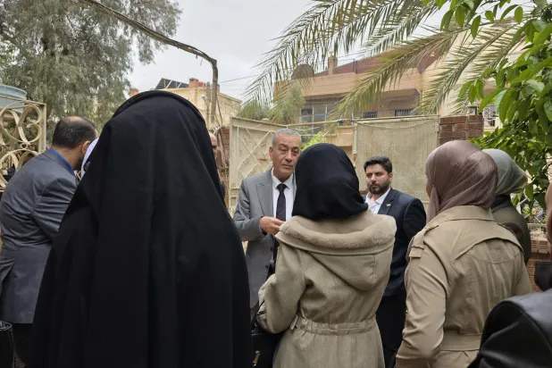 رئيس «الهيئة الوطنية للعدالة الانتقالية» مع الأهالي في دير الزور بعد تسلم المبنى الخاص (حساب الهيئة)
