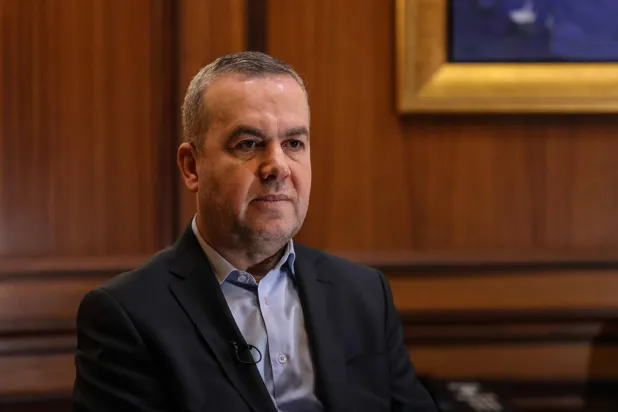 النائب عن «حزب الله» حسن فضل الله خلال مقابلة مع صحافي من «وكالة الصحافة الفرنسية» في البرلمان اللبناني في بيروت... لبنان 20 أبريل 2026 (أ.ف.ب)