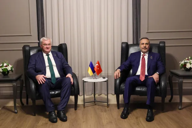 جانب من لقاء وزيري الخارجية التركي هاكان فيدان والأوكراني أندريه سيبيها على هامش «منتدى أنطاليا الدبلوماسي» السبت (الخارجية التركية)