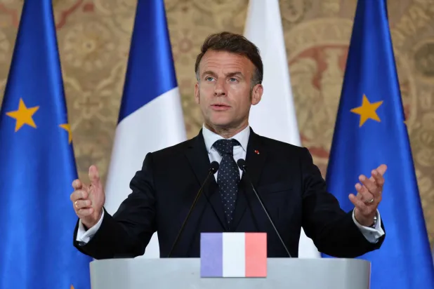 الرئيس الفرنسي إيمانويل ماكرون ورئيس الوزراء البولندي دونالد توسك يعقدان مؤتمراً صحافياً مشتركاً في قاعة المدينة الرئيسية في غدانسك... بولندا 20 أبريل 2026 (أ.ف.ب)