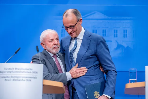 رئيس جمهورية البرازيل لويس لولا دا سيلفا (يسار) مع المستشار الألماني فريدريش ميرتس (د.ب.أ)