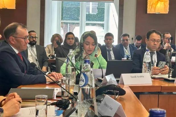Suudi Arabistan Dışişleri Bakanlığı'ndan Dr. Manal Rıdvan, toplantıda Krallığı temsil eden konuşmayı yapıyor.
