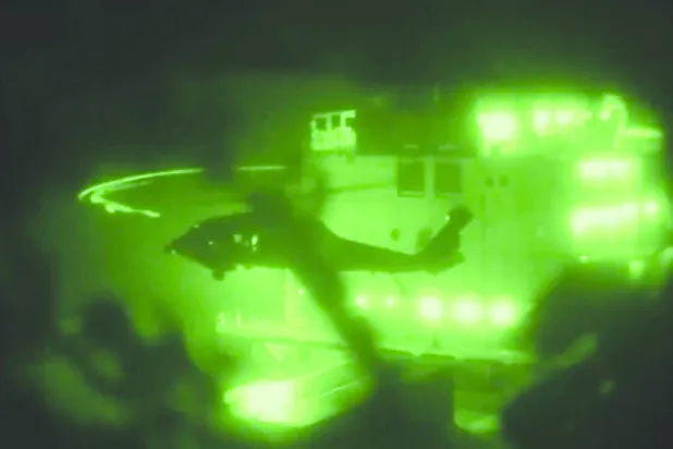 مروحية أميركية تهبط على متن سفينة الشحن الإيرانية «توسكا» في بحر العرب (سنتكوم)