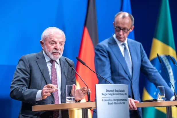 الرئيس البرازيلي لولا دا سيلفا يتحدث خلال مؤتمر صحافي مشترك مع المستشار الألماني فريدريش ميرتس عقب اجتماع المشاورات الحكومية الألمانية البرازيلية في قصر هيرنهاوزن في هانوفر بألمانيا 20 أبريل 2026 (د.ب.أ)
