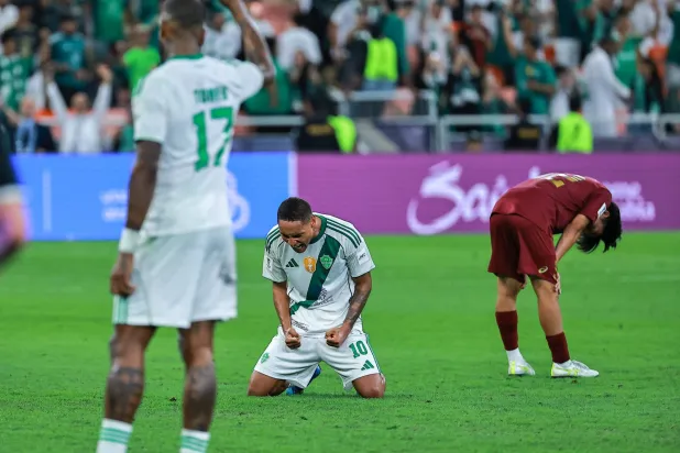 فرحة سعودية وحسرة يابانية في المشهد الأخير للمباراة (تصوير: محمد المانع)