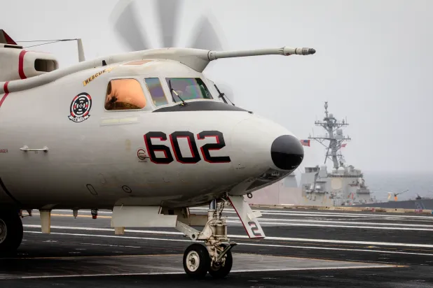 طائرة استطلاع تستعد للإقلاع من حاملة الطائرات «يو إس إس جيرالد آر. فورد» في البحر الأحمر (سنتكوم)