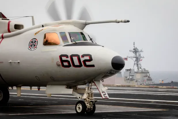 Kızıldeniz'de bulunan USS Gerald R. Ford uçak gemisinden kalkışa hazırlanan bir keşif uçağı (CENTCOM)