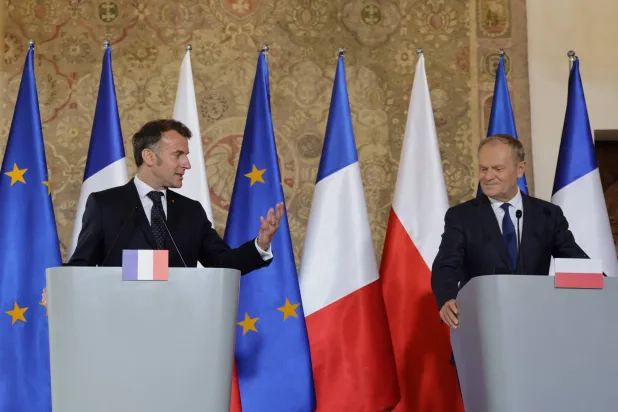الرئيس الفرنسي إيمانويل ماكرون ورئيس الوزراء البولندي دونالد توسك يعقدان مؤتمراً صحافياً مشتركاً في قاعة المدينة الرئيسية في غدانسك... بولندا 20 أبريل 2026 (أ.ف.ب)