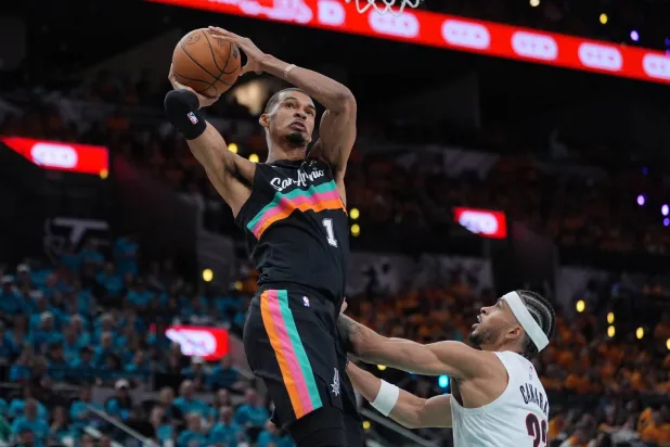 الفرنسي فيكتور ويمبانياما نجم سبيرز (أ.ب)