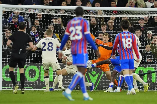 التعادل السلبي حسم مواجهة وستهام مع جاره كريستال بالاس (د.ب.أ)