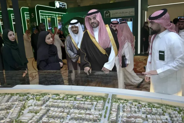 Suudi Arabistan Olimpiyat Komitesi Başkan Yardımcısı Prens Fahd bin Celvi, gelecekteki spor projelerinin maketlerini inceliyor. (Fotoğraf: Beşir Salih)