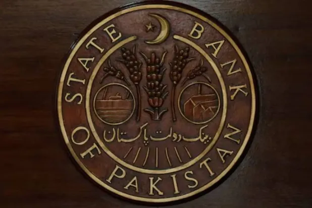 Pakistan Merkez Bankası’nın Karaçi’deki genel merkezin girişinde bulunan logosu (Reuters)