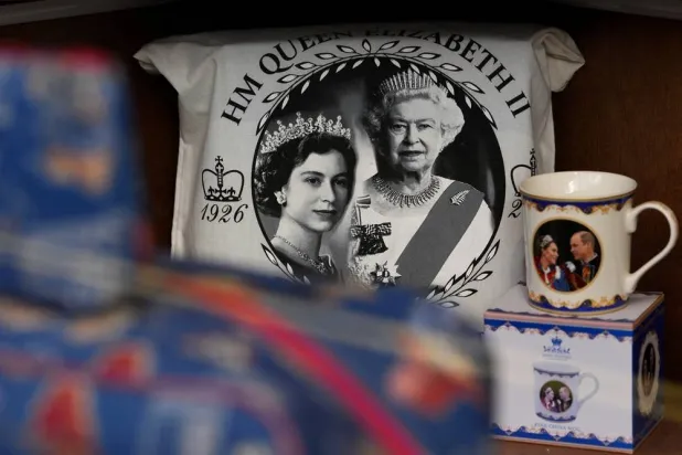  Souvenirs with photos of late Queen Elizabeth II are on display for sale at a souvenirs shop in London, on April 17, 2026. (AP) 