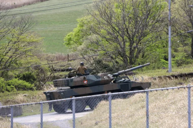 مركبة عسكرية تجري في منطقة مناورات تابعة لقوات الدفاع الذاتي البرية اليابانية بعد انفجار دبابة ومقتل عدد من أفراد القوات خلال تدريب عسكري في محافظة أويتا (رويترز)