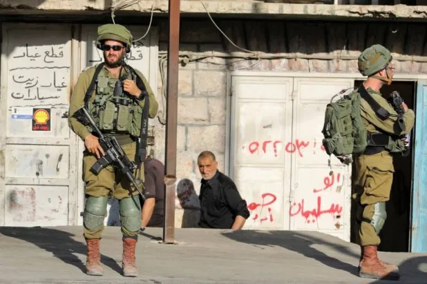 جنديان إسرائيليان خلال دورية في الضفة الغربية (أرشيفية - رويترز)