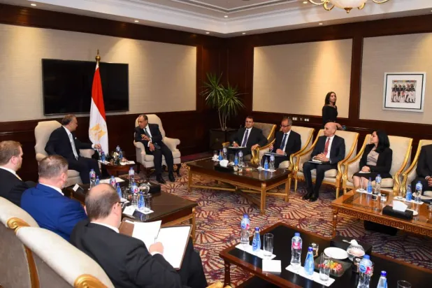 وزير الخارجية المصري بدر عبد العاطي خلال استقباله في القاهرة مسعد بولس كبير مستشاري الرئيس الأميركي للشؤون العربية والأفريقية والوفد المرافق له (الخارجية المصرية - فيسبوك)