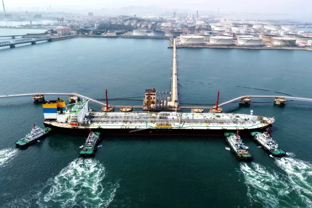 ناقلة نفطية عملاقة قبالة ميناء قينغداو شرق الصين (أ.ب)