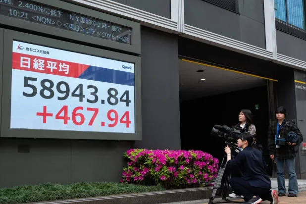 شاشة تعرض حركة الأسهم في وسط العاصمة اليابانية طوكيو (أ.ف.ب)