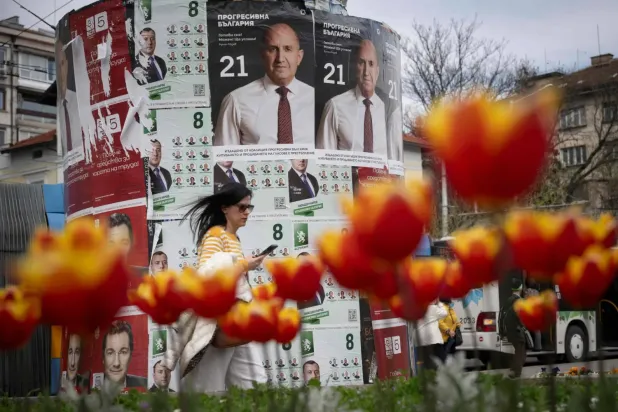 Bulgaristan seçimlerini kazanan Rumen Radev’in Sofya’daki seçim afişleri, 20 Nisan 2026 (AFP)