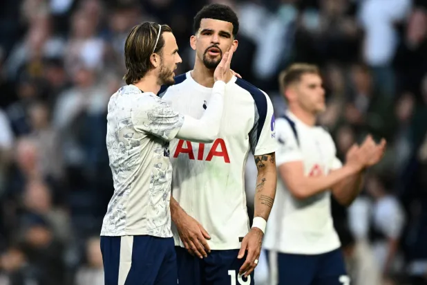 النادي اللندني العملاق سيواجه صعوبة بالغة في تجنب الهبوط (رويترز)