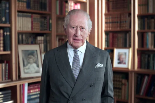 تشارلز وخلفه ملامح ملكة عَبَرَت 7 عقود من التاريخ (رويترز)