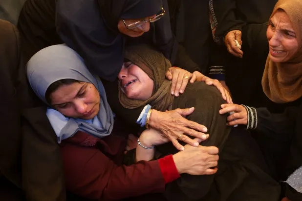 نساء يبكين خلال جنازة خميس القصاص الذي قُتل الثلاثاء في غارة جوية إسرائيلية في مستشفى ناصر بخان يونس جنوب قطاع غزة (رويترز)