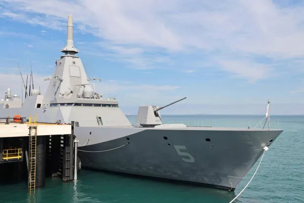 سفينة حربية يابانية بميناء «داروين» في أستراليا (أ.ب)