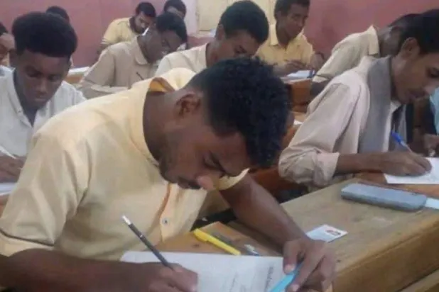 طلاب يؤدون امتحانات الثانوية العامة في إحدى مدارس السودان (سونا)