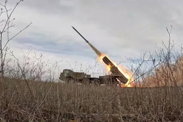 صورة من شريط فيديو لإطلاق راجمة الصواريخ الروسية «أوراغان» باتجاه هدف في أوكرانيا الثلاثاء (إ.ب.أ)