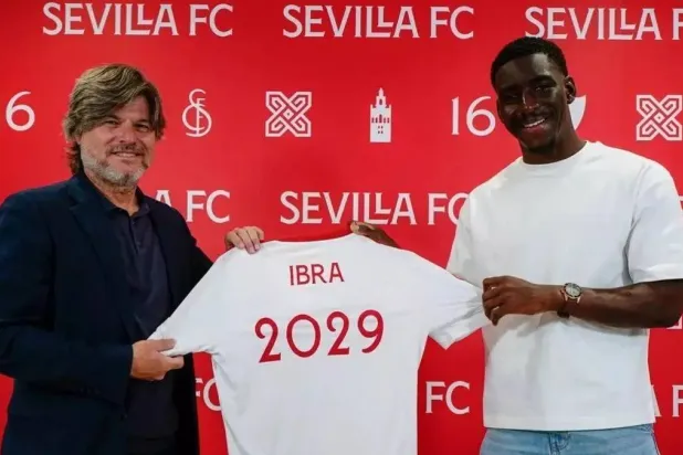 إبراهيما سو خلال تجديد عقده (نادي إشبيلية)