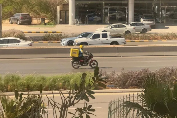 مندوب يقوم بتوصيل طلبية في الرياض (الشرق الأوسط)