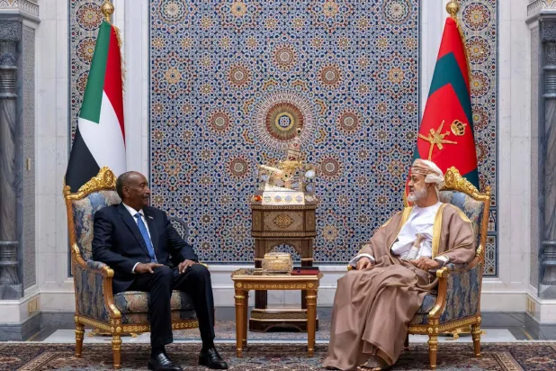 السلطان هيثم بن طارق لدى استقباله عبد الفتاح البرهان رئيس مجلس السيادة الانتقالي في السودان (العمانية)