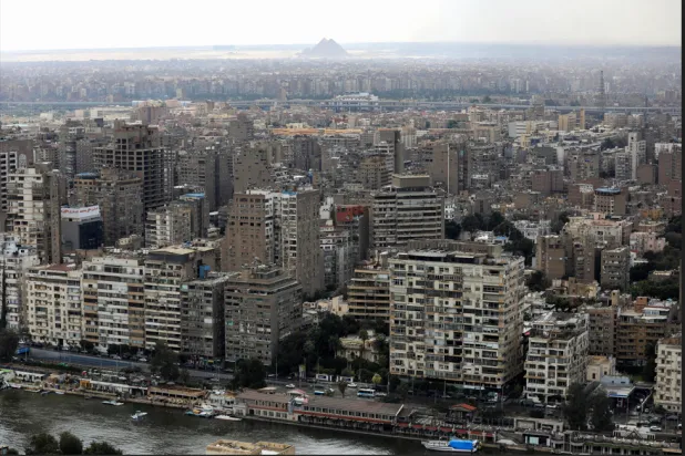 منظر عام للمباني وأهرامات الجيزة في مصر (رويترز)