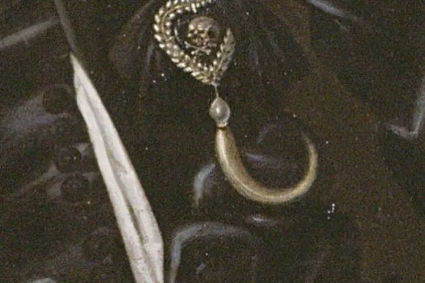 قلادة تحمل ثقل قرن من الفقدان (معرض مانشستر للفنون)