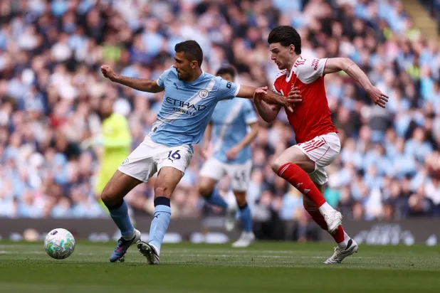 رودري خرج من الملعب قرب نهاية مباراة مانشستر سيتي وضيفه آرسنال (رويترز)