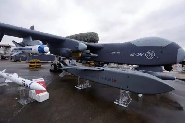حاملة طائرات صينية مسيّرة قادرة على إطلاق أسراب من الطائرات المسيّرة الأصغر حجماً عُرضت في معرض تشوهاي الجوي 2024