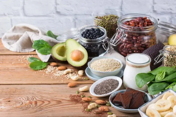 يمكن زيادة المغنيسيوم في الجسم بتناول الأطعمة الغنية به كالمكسرات والخضراوات الورقية (جامعة ولاية أوهايو)